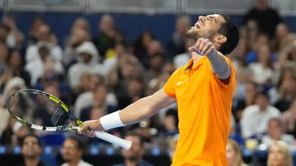 Carlos Alcaraz juega una exhibición en Miami dentro del loanDepot Park ante una multitud entusiasta