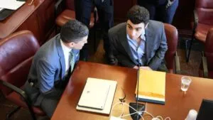 Juicio de Luigi Mangione por asesinato del CEO de UnitedHealthcare con debate sobre pruebas sin orden judicial