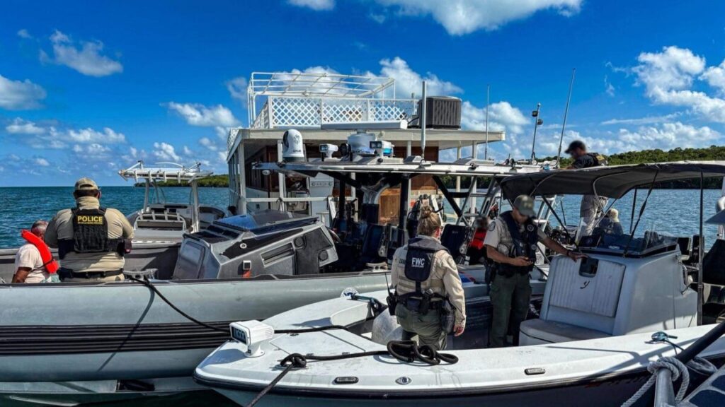 Operativos migratorios en los Cayos de Florida con vigilancia en carretera y mar