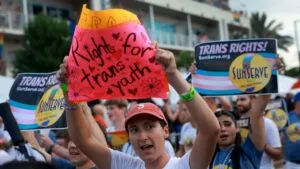 Debate legislativo activo en Florida con enfoque en regulaciones ambientales y decisiones estatales