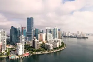 Vista de Miami con cielo parcialmente nublado y ambiente cálido, típico del clima en diciembre