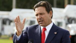 DeSantis impulsa presupuesto estatal con enfoque en seguridad, medio ambiente y recortes administrativos en Florida.
