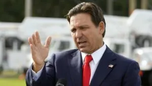 DeSantis impulsa presupuesto estatal con enfoque en seguridad, medio ambiente y recortes administrativos en Florida.