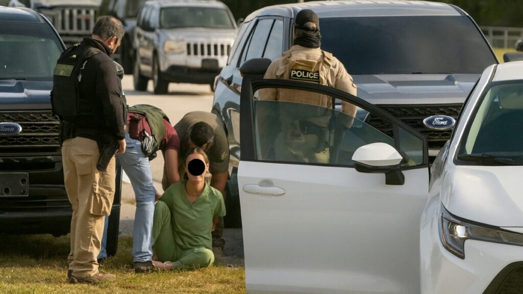 Escena editorial que muestra detención migratoria en Florida y recordatorio de derechos civiles para conductores