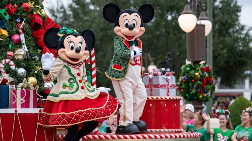 Escenario del desfile navideño de Disney con artistas y personajes clásicos