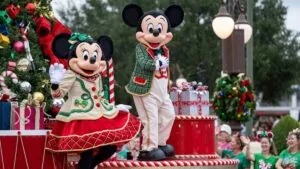 Escenario del desfile navideño de Disney con artistas y personajes clásicos