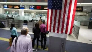 Autoridades estadounidenses revisan historial de redes sociales de turistas como parte de nuevas medidas de control migratorio digital.