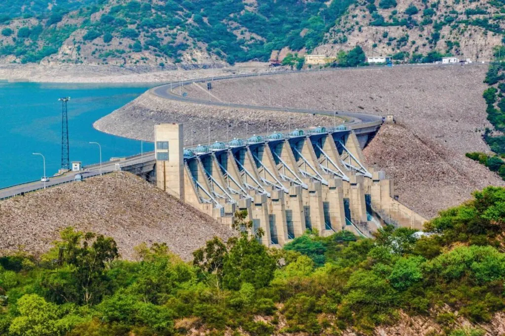 Vista aérea de la presa La Amistad con niveles de agua óptimos y compuertas abiertas para entrega de agua a Estados Unidos