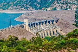 Vista aérea de la presa La Amistad con niveles de agua óptimos y compuertas abiertas para entrega de agua a Estados Unidos