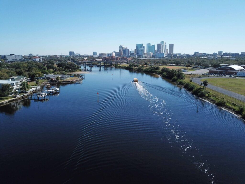 Vista panorámica de Tampa Bay con edificios modernos, marina y ambiente de lujo frente al mar en Florida