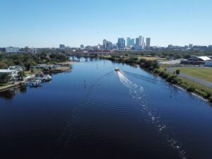 Vista panorámica de Tampa Bay con edificios modernos, marina y ambiente de lujo frente al mar en Florida