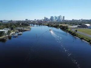 Vista panorámica de Tampa Bay con edificios modernos, marina y ambiente de lujo frente al mar en Florida