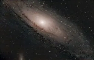 Personas observando fenómenos astronómicos como el eclipse solar en el cielo nocturno de México