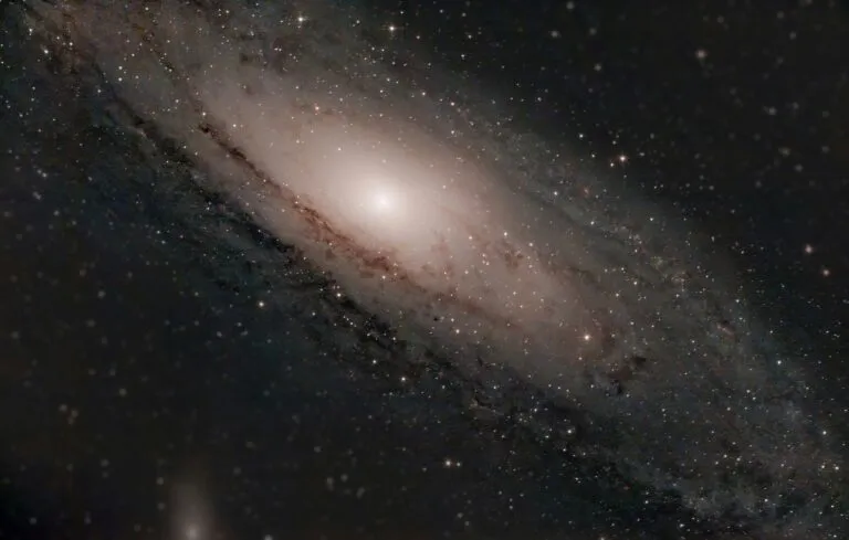 Personas observando fenómenos astronómicos como el eclipse solar en el cielo nocturno de México