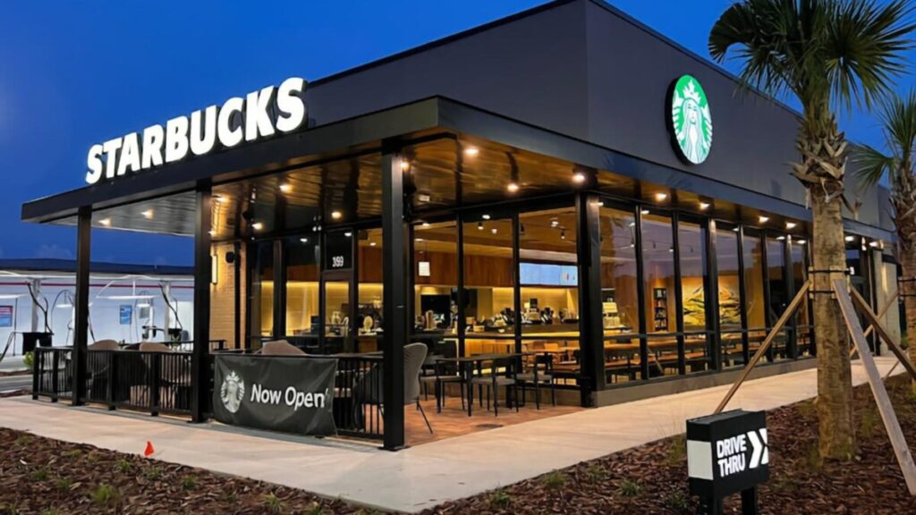 Starbucks investigada en Florida por presunta discriminación vinculada a políticas laborales y criterios DEI.
