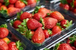 Fresas frescas de Oppy y Dole, cultivadas en México, listas para distribución en Estados Unidos