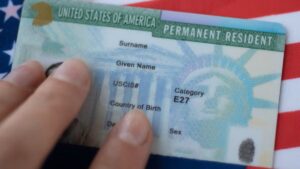 Green card en EE.UU. y remoción, deportación final en corte tras delitos, fraude o terrorismo