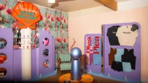 Instalación creativa en Miami Beach con colores pastel y elementos del universo artístico de Harry Styles