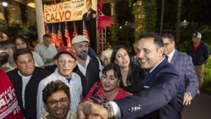 Panorama urbano de Hialeah con edificios municipales durante elecciones locales decisivas