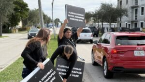 Protestas en Florida denuncian operativos de ICE y detenciones de migrantes en Lake Worth Beach