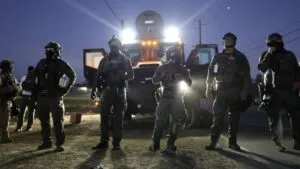 Agentes de ICE realizan operativos migratorios que afectan a familias latinoamericanas en Estados Unidos