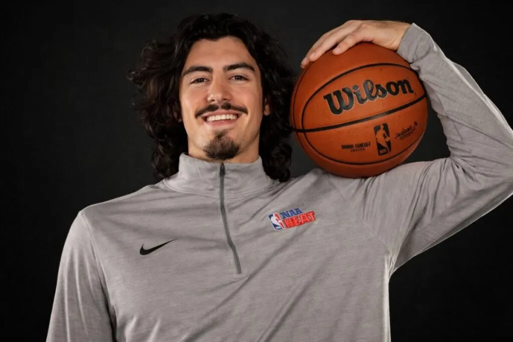 Jaime Jáquez del Miami Heat en acción durante un partido, reflejando el orgullo del talento latino en la NBA