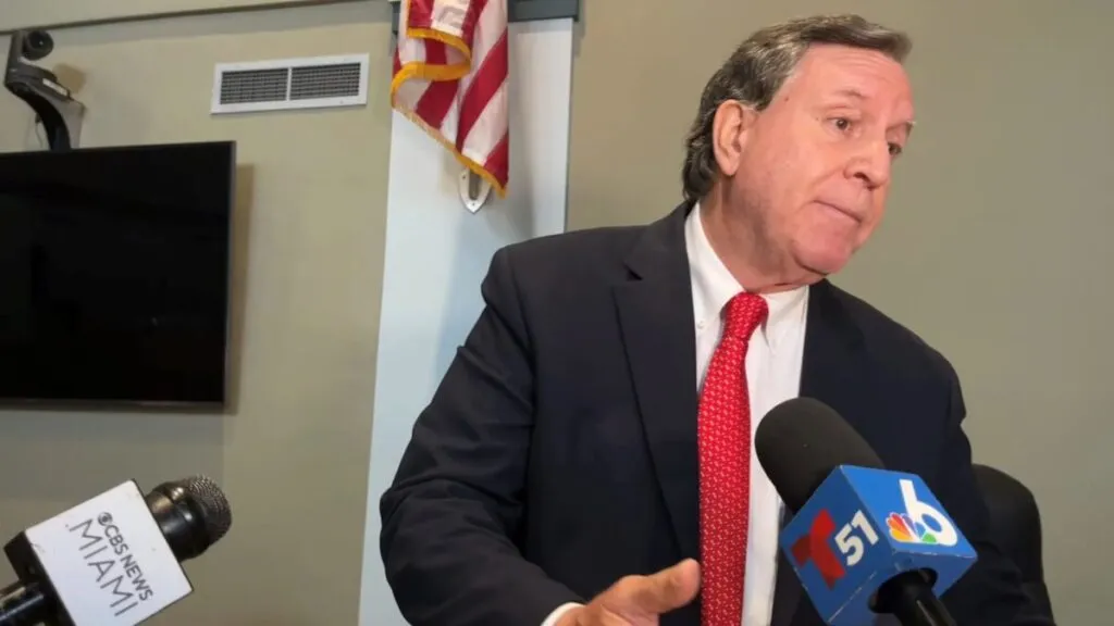 Joe Carollo renuncia al Concejo de Miami y cierra una etapa política marcada por disputas legales y cambios en el liderazgo local