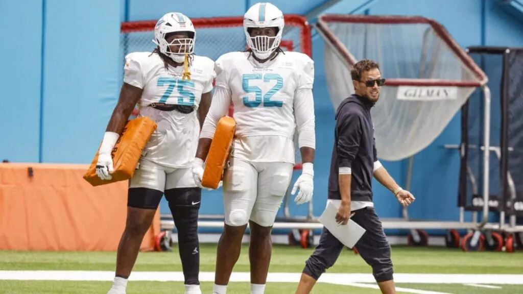 Jugadores de los Miami Dolphins durante un momento clave de temporada en la NFL