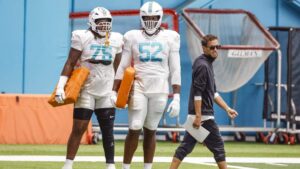 Jugadores de los Miami Dolphins durante un momento clave de temporada en la NFL