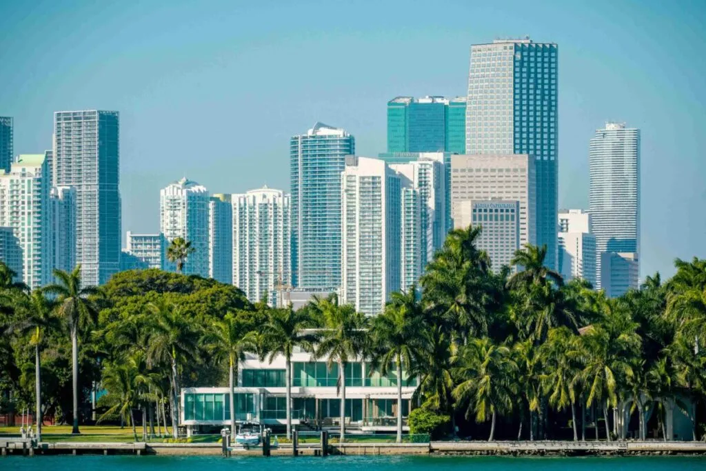 Vista panorámica de Miami con cielo claro, clima ideal y arquitectura urbana moderna
