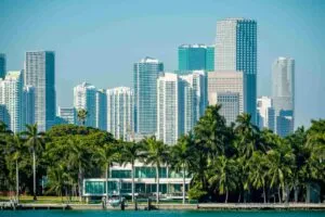 Vista panorámica de Miami con cielo claro, clima ideal y arquitectura urbana moderna