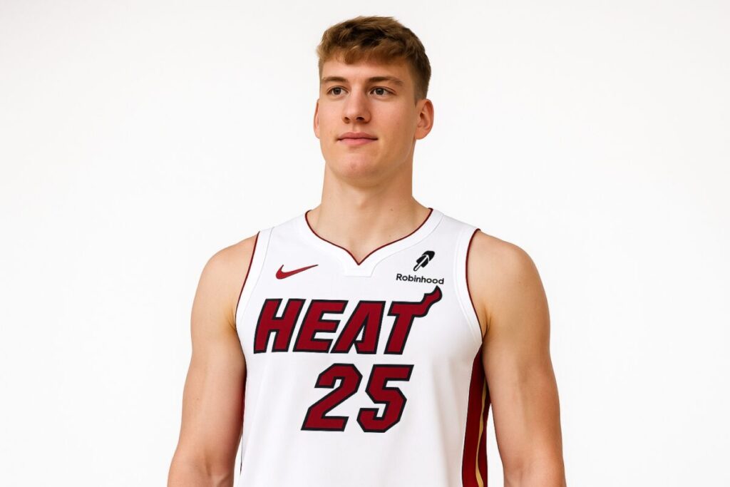 Kasparas Jakucionis en uniforme de Miami Heat, sobre fondo blanco, en sesión editorial profesional