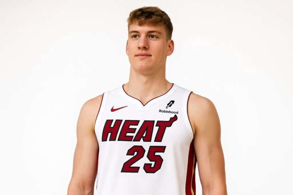 Kasparas Jakucionis en uniforme de Miami Heat, sobre fondo blanco, en sesión editorial profesional
