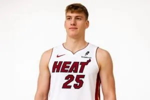 Kasparas Jakucionis en uniforme de Miami Heat, sobre fondo blanco, en sesión editorial profesional