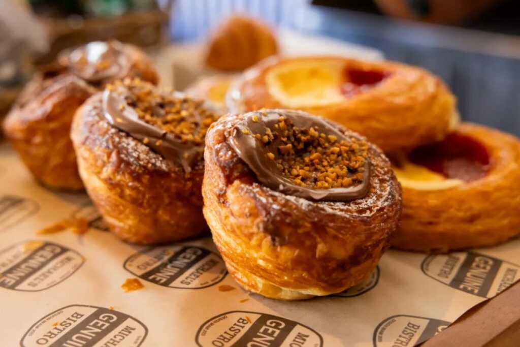 Espacio gastronómico de Michael’s Genuine Bistro con diseño cálido durante Art Week en Miami