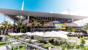 Hinchas celebrando el Mundial en Miami durante partidos que atraen turismo y afición internacional