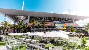 Hinchas celebrando el Mundial en Miami durante partidos que atraen turismo y afición internacional