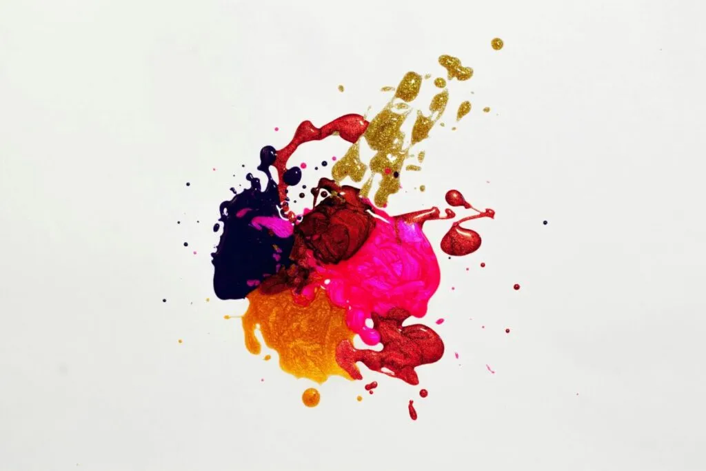 Mano con diseño de nail art colorido inspirado en la cultura latina, Miami Art Week 2025