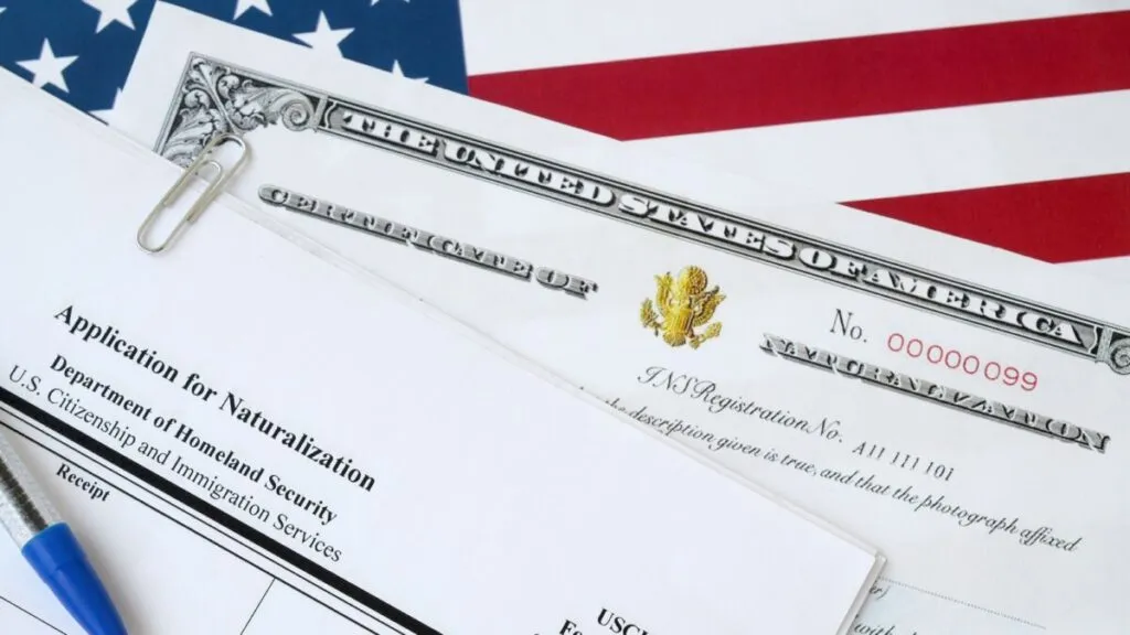 Inmigrantes en oficina gubernamental reflejando naturalización en Florida detenida por política federal e incertidumbre sobre estatus legal