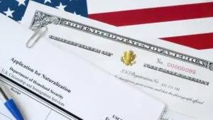 Inmigrantes en oficina gubernamental reflejando naturalización en Florida detenida por política federal e incertidumbre sobre estatus legal