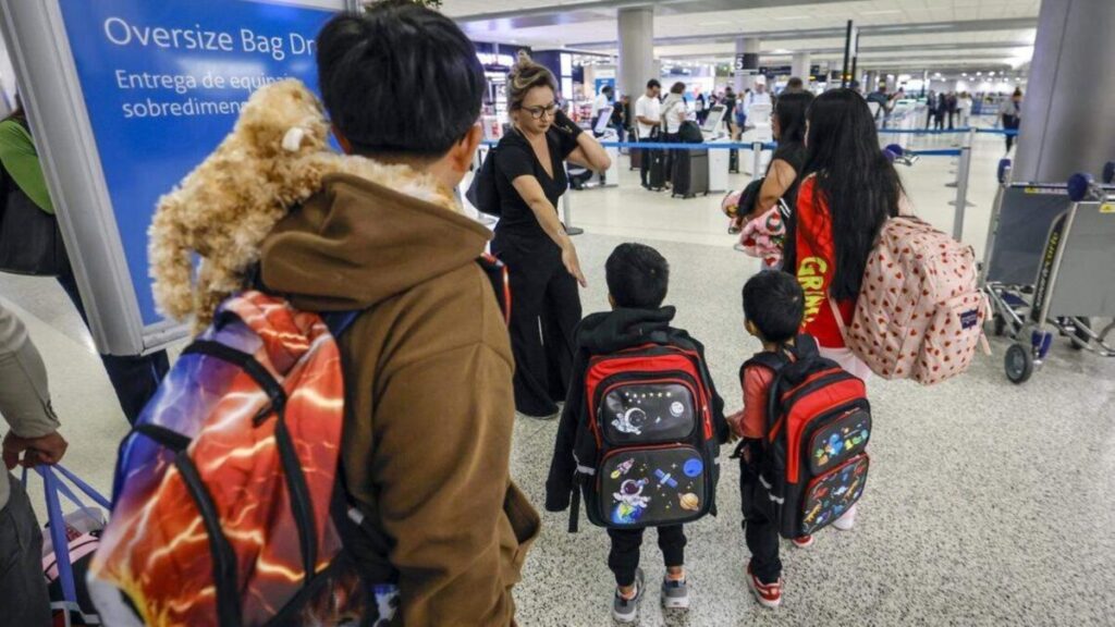 Niños deportados desde Florida preparándose para viajar mientras comunidades enfrentan decisiones difíciles por redadas migratorias
