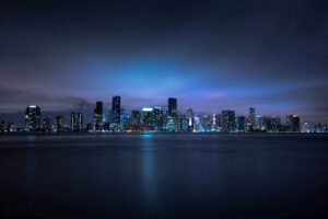 Personas disfrutando de gastronomía y música en el Asian Night Market en North Miami Beach