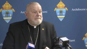 Obispo Thomas Wenski solicita frenar redadas migratorias durante Navidad en Florida