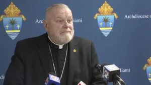 Obispo Thomas Wenski solicita frenar redadas migratorias durante Navidad en Florida