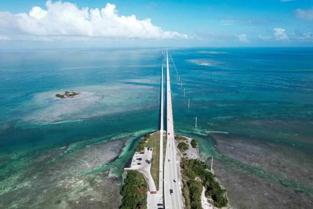 Agentes migratorios detienen autos en Florida, afectando turismo y trabajadores hispanos