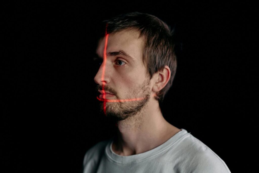 Ilustración editorial sobre uso del reconocimiento facial en la policía de Florida