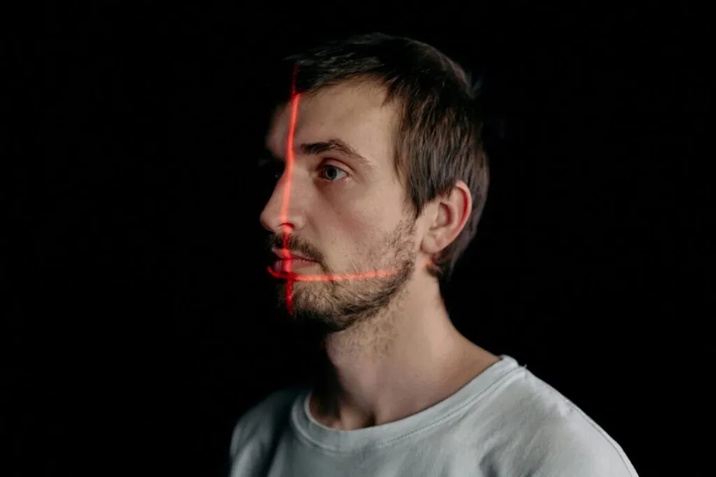 Ilustración editorial sobre uso del reconocimiento facial en la policía de Florida