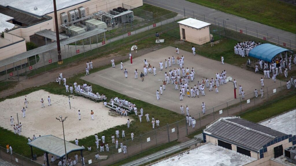 Uso de gas pimienta contra inmigrantes detenidos tras protestas por comida en centro de detención de Florida