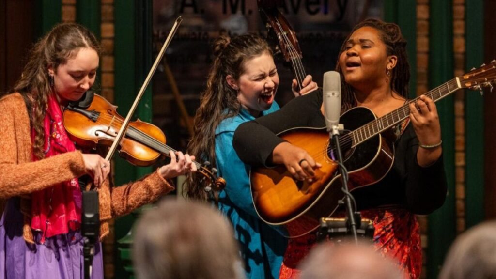 Público y músicos en un festival de música folk y acústica en South Florida