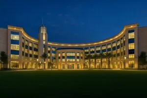 Vista nocturna del campus de la Universidad de Florida Central, sede del nuevo líder en ciberseguridad